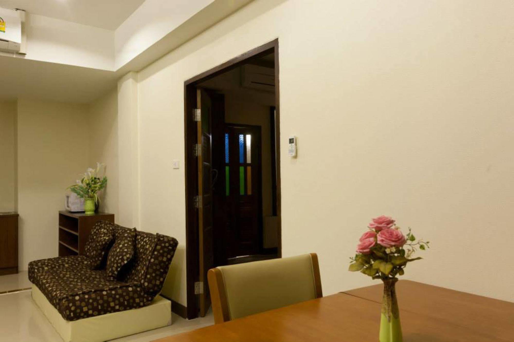 Oyo 233 Sunshine House Hotel Chiang Mai Eksteriør billede